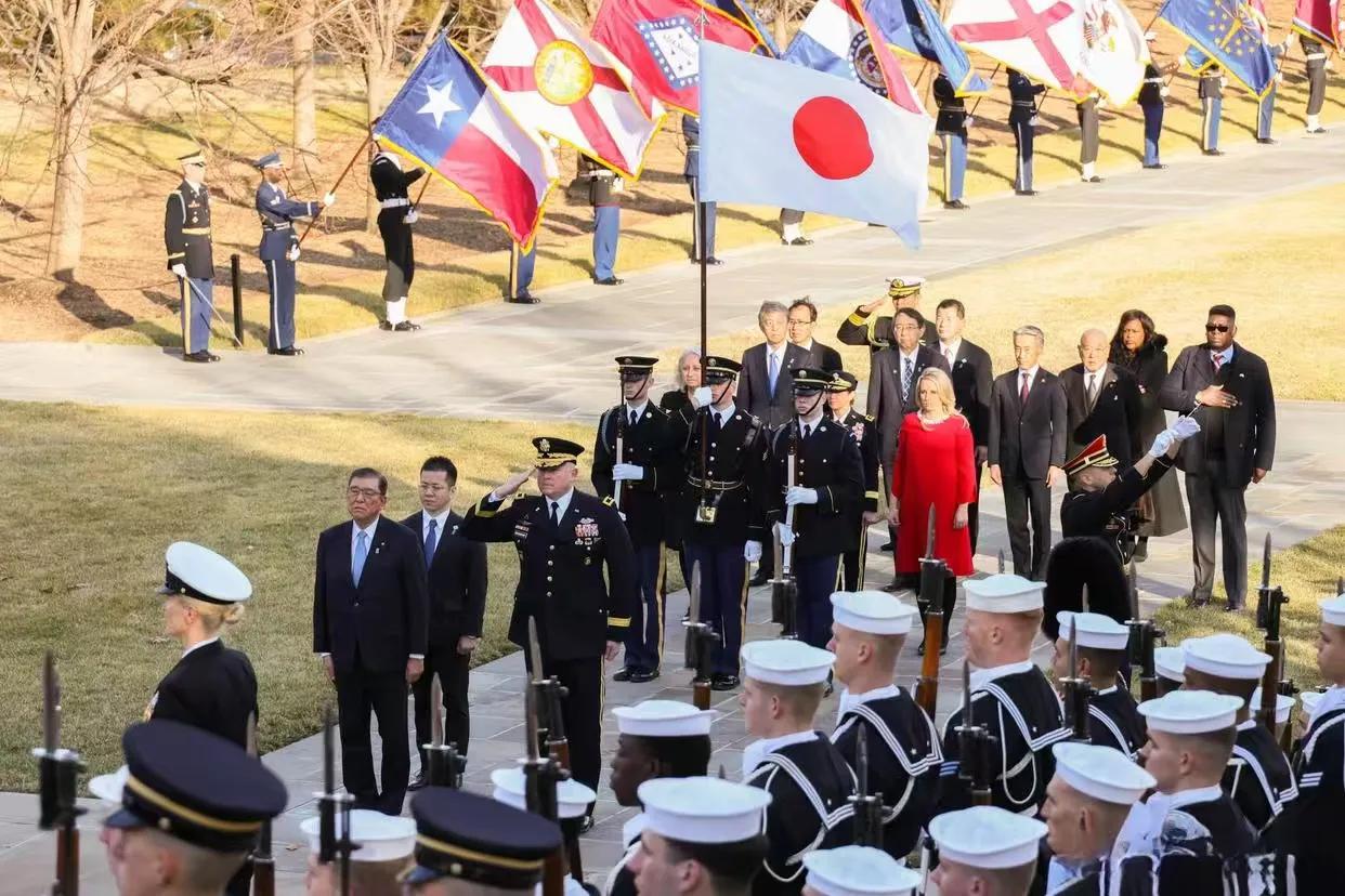 日本心真大，看来已经放下了恩怨！日本首相石破茂在美国访问期间，专程去了阿灵顿