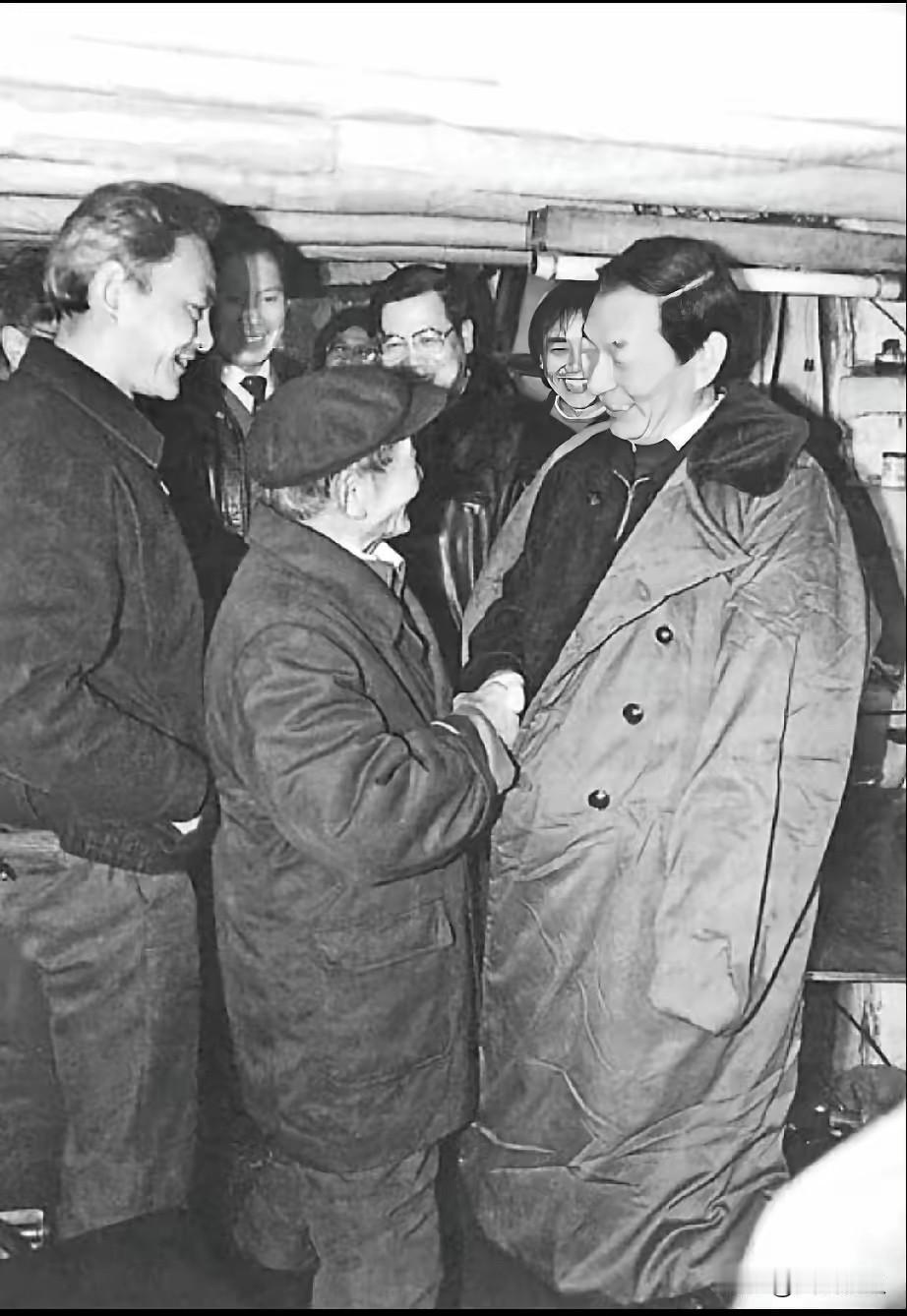 一位值得我们永远铭记的人今天我打开我收藏的老照片中，发现了这张我珍藏很久的一