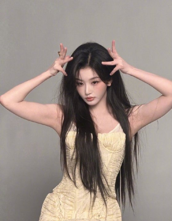 孔雪儿梦情发量孔雪儿的发缝长得好好孔雪儿自带梦中情发，发缝均匀精致超好看，发量浓