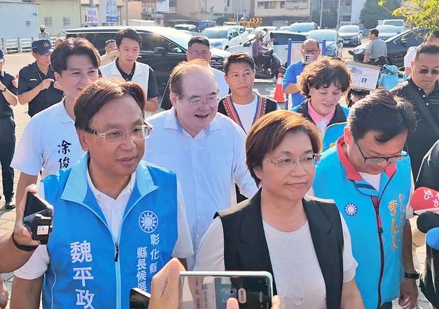 国民党彰化县长选举终于整合成功，现任县长王惠美首次与党籍候选人魏平政同台并握手站