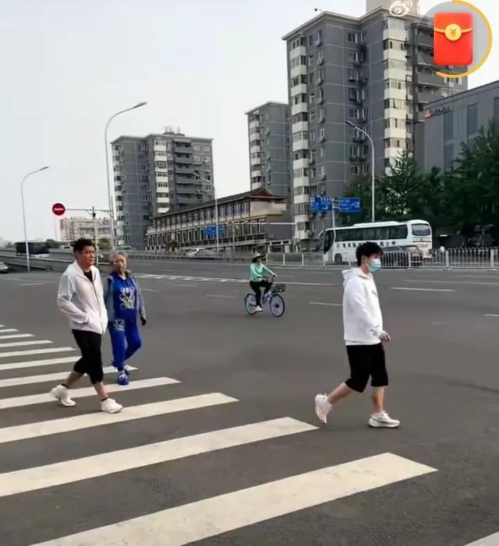 一前一后，虽保持着距离，但迈着一样二五八万的步伐[捂脸哭]，一样的白色防晒衣