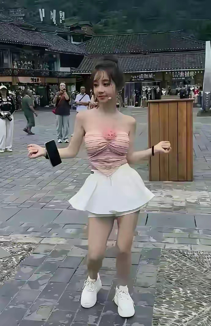 这个网红是不是过气了，现在很少看到，不过她怎么这么矮？