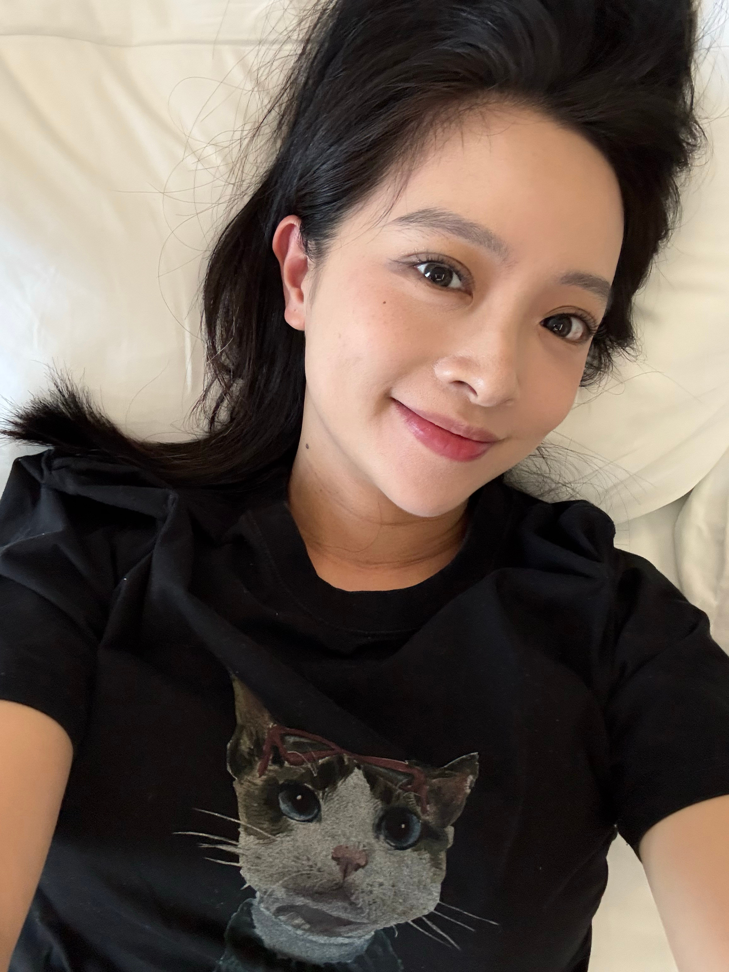 月子中心光线真好，趁化着妆多拍几张。📷看我这个产后还duang大的肚子什么时候