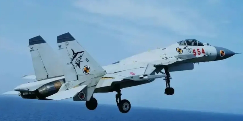 中国第一代舰载机J-15飞鲨，为何服役仅12年后开始退居二线？其实原因很简单: