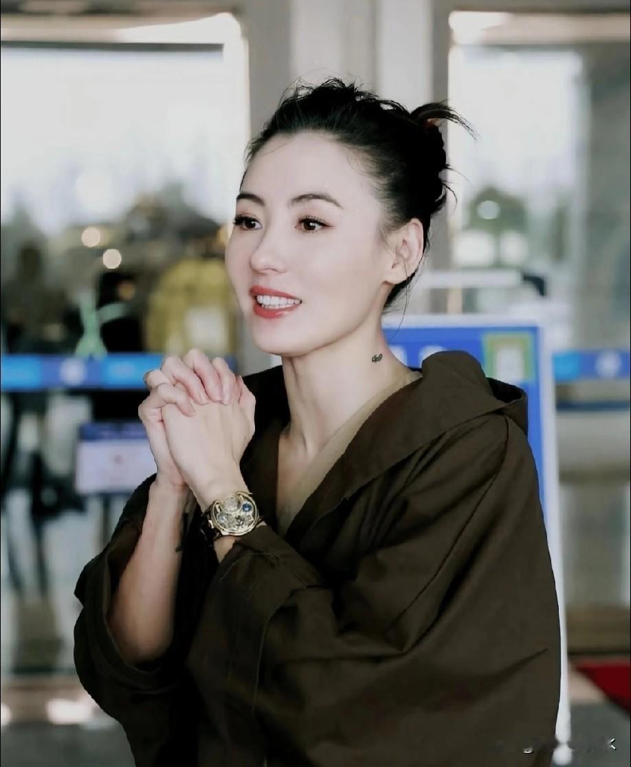 上来就是12页遗嘱，我看傻了。浅水湾的豪宅给老大，上海的房子归老二，这都没啥