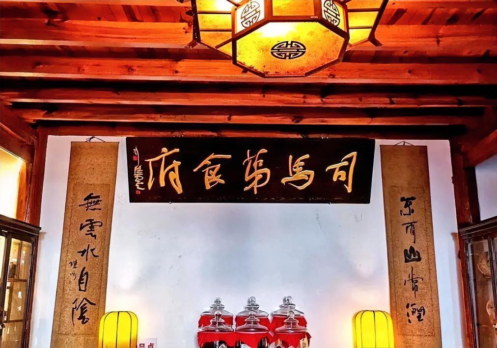 这是刘洪彪先生题的字，总觉有点燥气，这是那些现代派书法普遍存在的问题。当然优点也