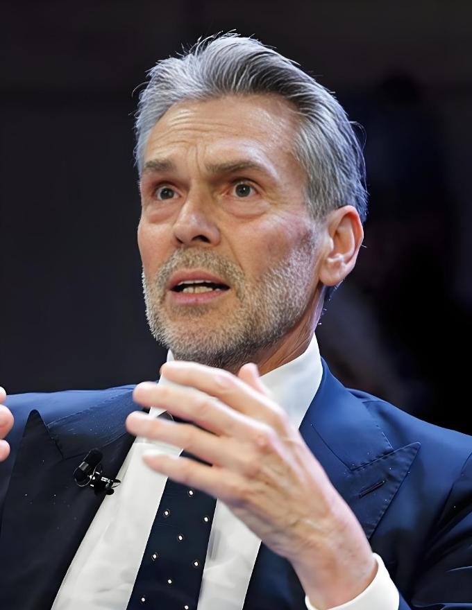 荷兰现在在美国的教唆下，已经吃了大亏！说白了，荷兰想要研究光刻机，但是它的核心材