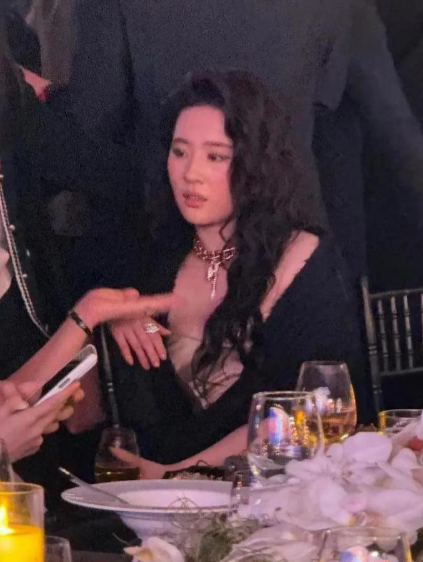 刘亦菲喝醉酒微醺的状态被拍到，脸上已经泛起了红晕，被拍到后眼神微怒​​​