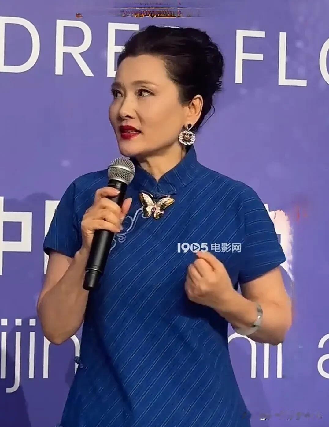 从两位表演艺术家的穿搭可以看出来，刘晓庆属于性格张扬，穿搭有个性的一个女明星，