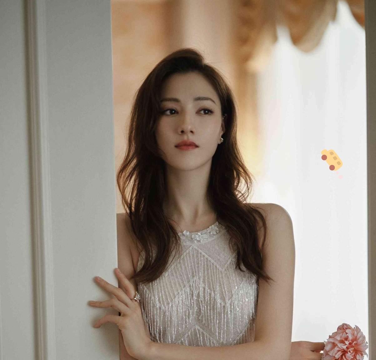 扒一扒娜然的感情过往，才惊奇的发现。她并不是霍启山这一段感情，当年房祖名和娜