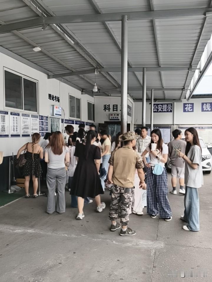 今天是6月18号，星期四，送老婆参加驾考的科目四考试。还是去的长沙南天心区大