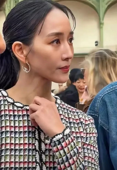 不得不说，明星离开了美颜滤镜，跟普通人差不多啊。我的女神现实中居然是这样的。[捂