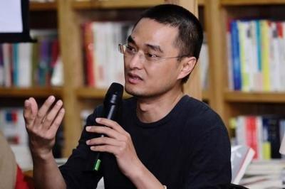 医学博士冯唐发人深省的一句话：“当你老了才发现，你拼命爱的孩子，连给你通话的时间