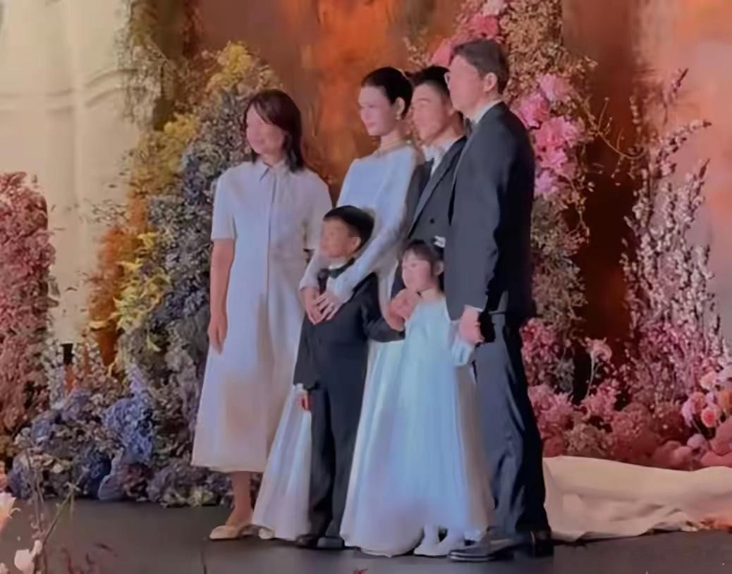 何猷君的儿子真的蛮黏奚梦瑶的，在澳门的答谢宴上，子女跟外公外婆以及何猷君夫妻合影，儿子是站在妈妈的身