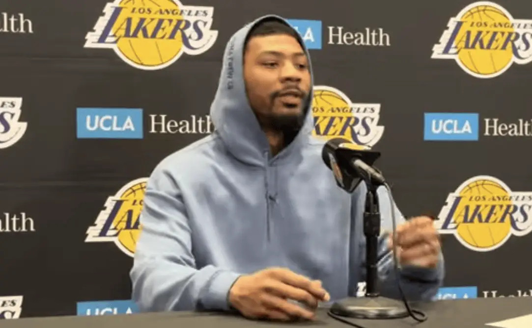 斯玛特：“我告诉里夫斯要故意罚丢。我说：“听着，上去之后不要做平时那套完整的罚球