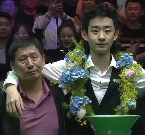 吴宜泽赢球进八强，最激动的是他爸吴杰品。为供儿子安心打球，卖房、打三份工，每天睡