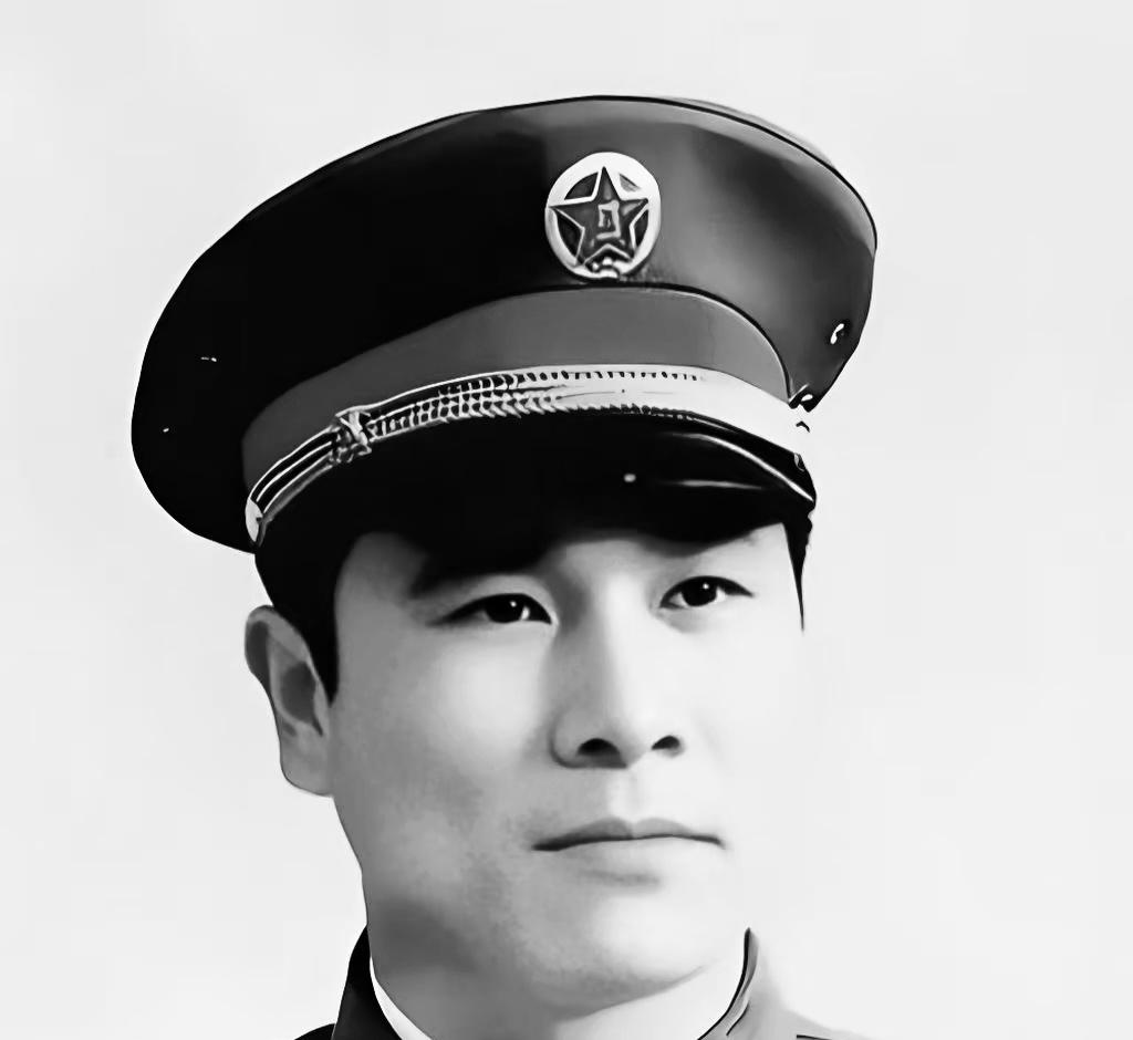 1979年，对越自卫反击战烽烟正浓，战士黄招强奉命转运伤员，中途歇脚时，他敏锐察