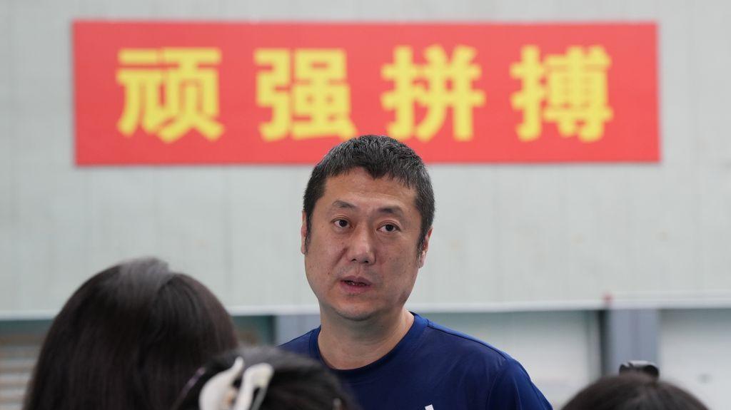 这次女排横扫日本，出动了多少位教练？特意去查了一下，主教练赵勇相当于军师，