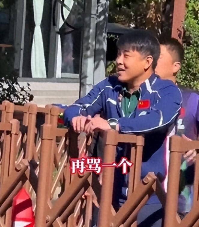 一个16岁的女孩，和一个19岁的女孩，站在北京首钢园赛场通道里，对着国乒男队主教
