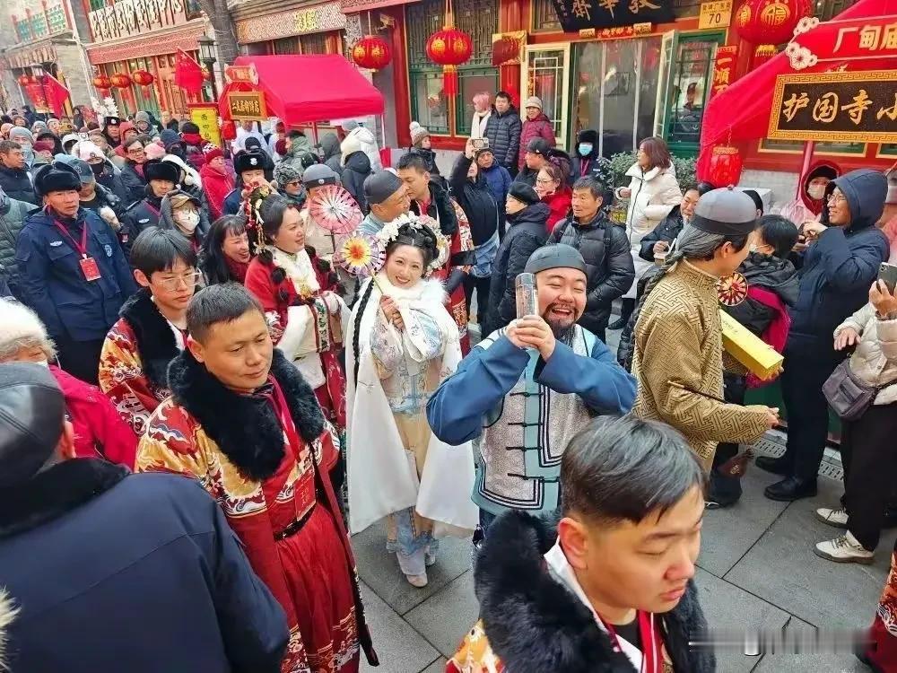 大年初四带娃逛庙会，年味直接拉满，简直太爽了。在北京过年，没有了烟花，也就没有