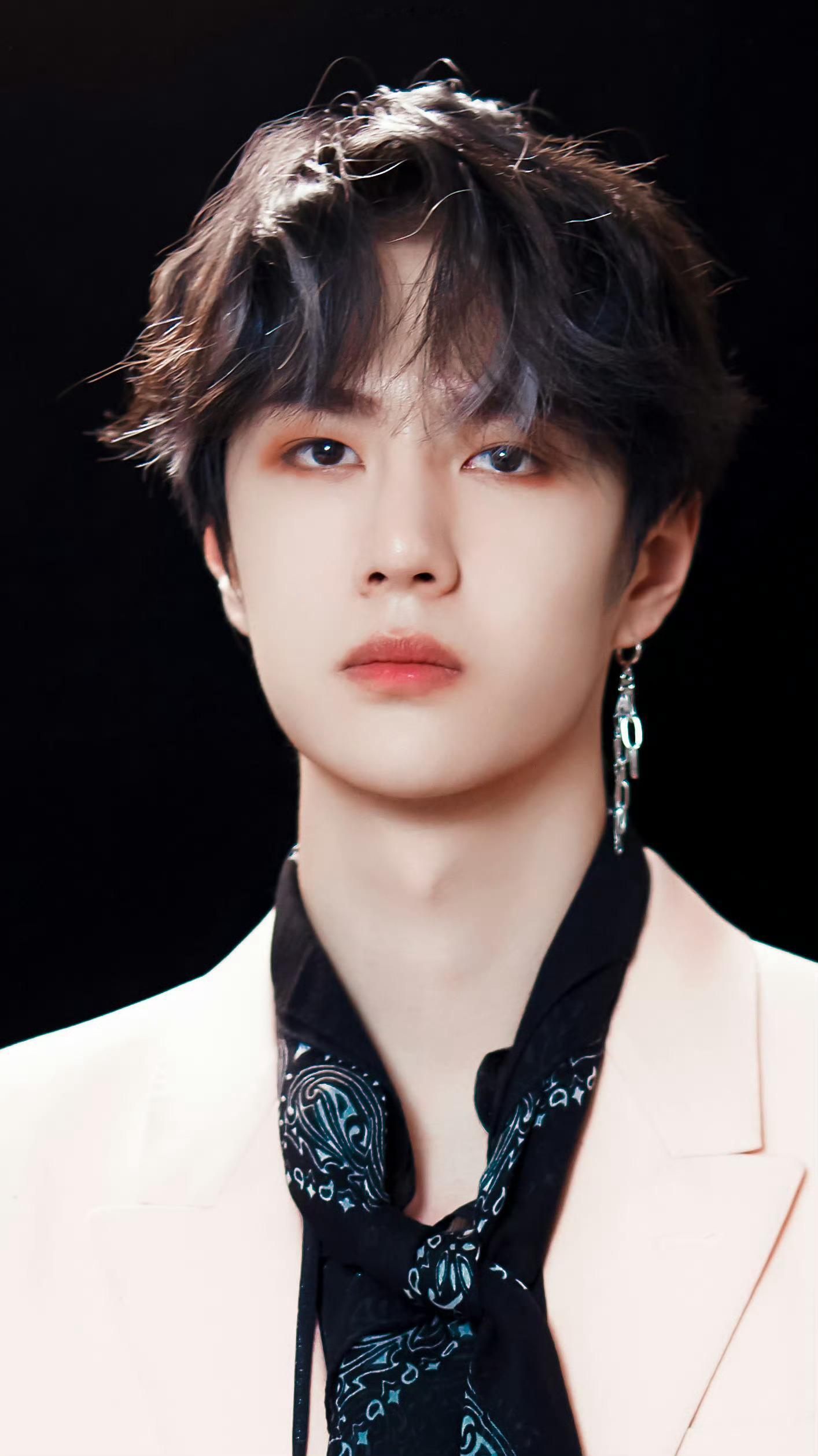 粉西装丝巾配单耳环，王一博简直就是人间极品，没人能穿出这种感觉cr:logo