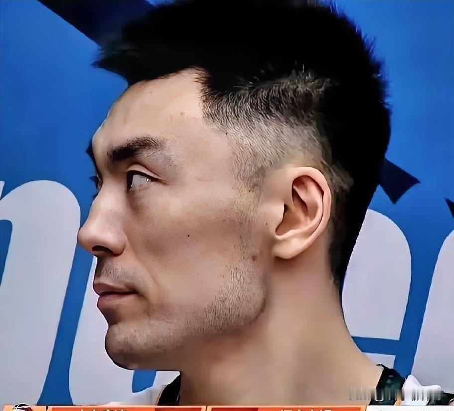 最后两分钟，乌戈问李晓旭要不要上场告别，他摇头拒绝。你想想这个画面。一个在辽篮
