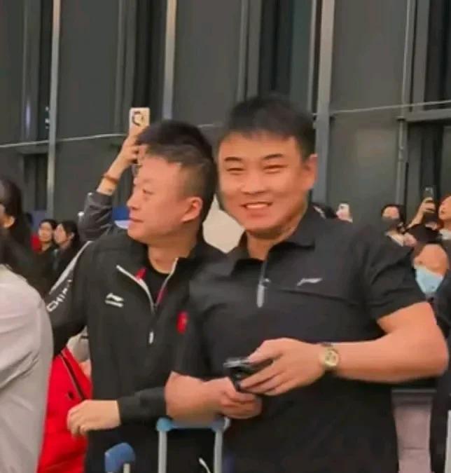 皓哥终于卸下了苦瓜脸皓这回是真高兴啊，跟我们一样，兴奋劲还在继续呢！