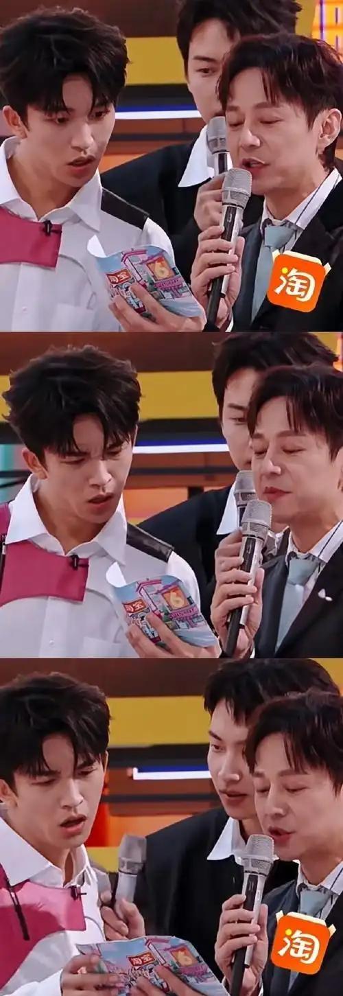 何炅偶遇海霞，瞬间变身迷弟模样！他眼中闪烁着惊喜与崇拜，嘴角不自觉上扬，热情上前