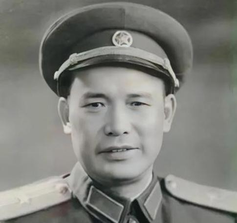 1946年，解放军设宴为投诚的2000土匪接风。席间，匪首脱下大衣挂到墙上。这一