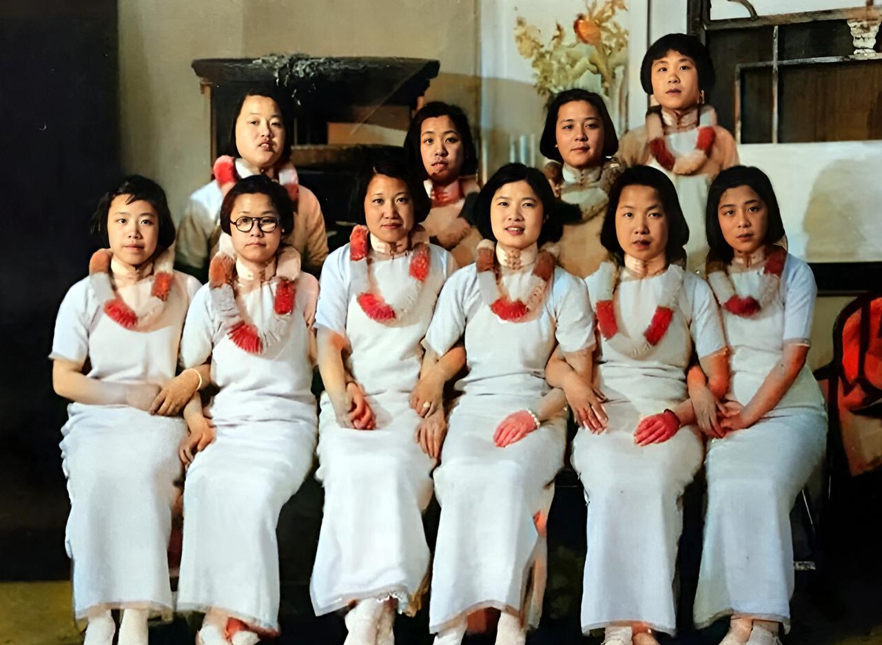 这是30年代南开女中的学生在一起。每位女学生都穿着修长的半袖旗袍，散发着温文尔雅
