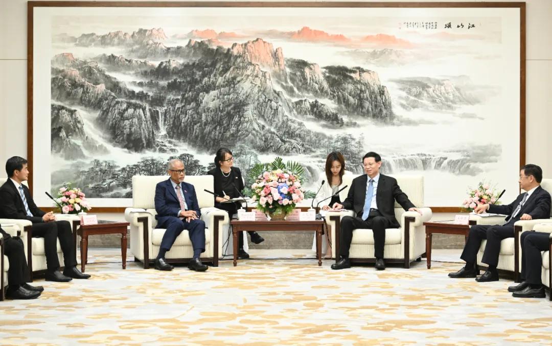 许昆林王新伟会见出席新辽经贸理事会第十一次会议的新加坡客人