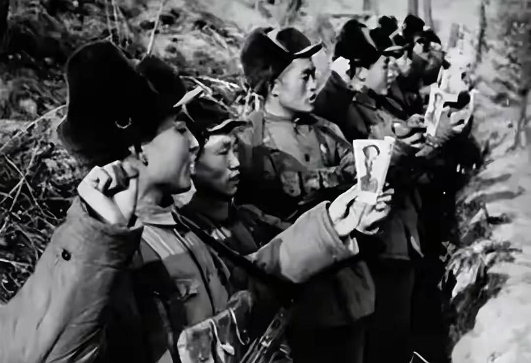 这张照片拍摄于1952年的抗美援朝战场，这些战士就要奔赴上甘岭，他们在战壕里拿着