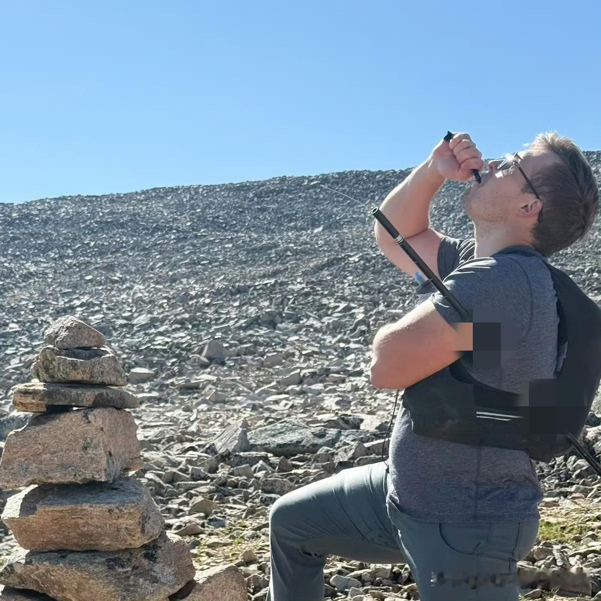蒙大拿州一名徒步旅行者意外摔倒，撞上了自己的登山杖，登山杖刺穿了他的躯干。他