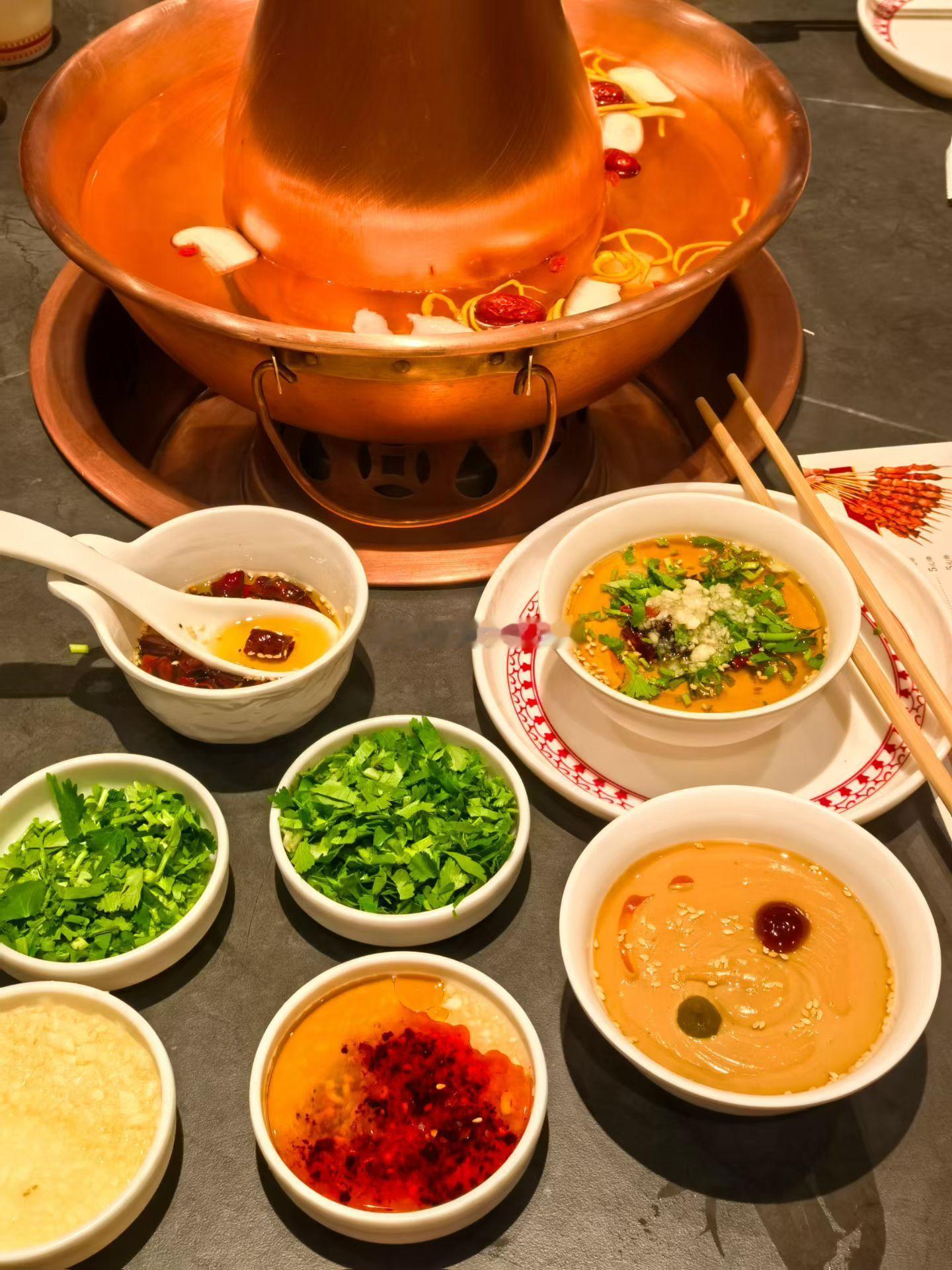 偶然路过牛街，来都来了怎么能不吃涮肉。三份儿手切、一份儿肉卷、一份儿爆肚、一份儿