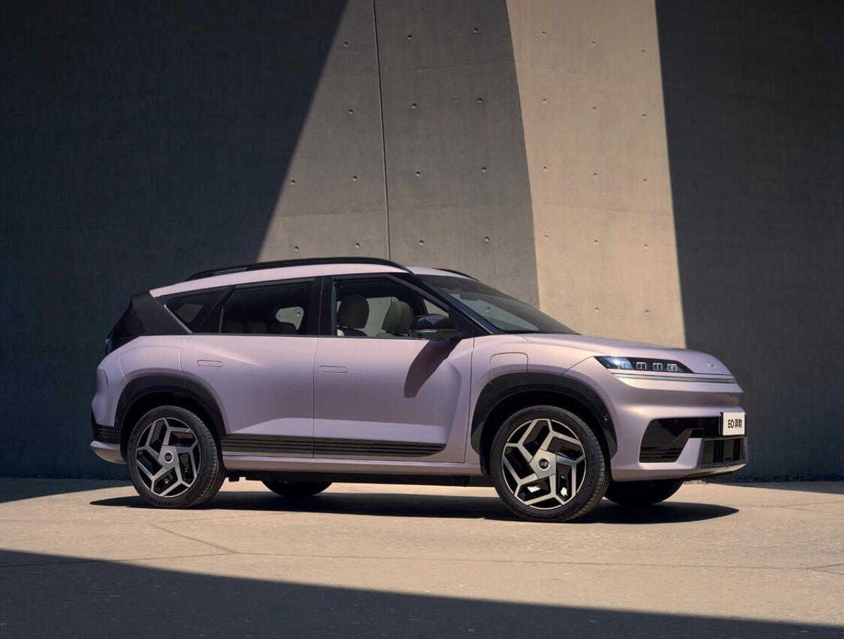 在电动车选择多到令人目眩的今天，我们似乎习惯了追逐冰冷的参数——续航数字、零百加