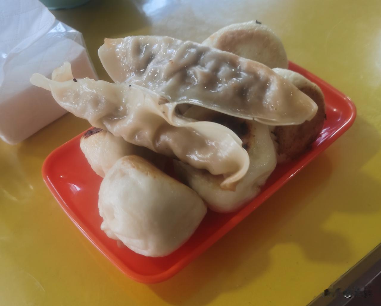 像这种牛肉蒸饺难道也是预制的？极其难吃！早上陪表姐去菜市场买海鲜，我俩顺便