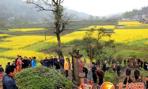 2010年，臭名昭著的大地主刘文彩的后人在故乡发起了一次祭祖活动，并准备了75桌