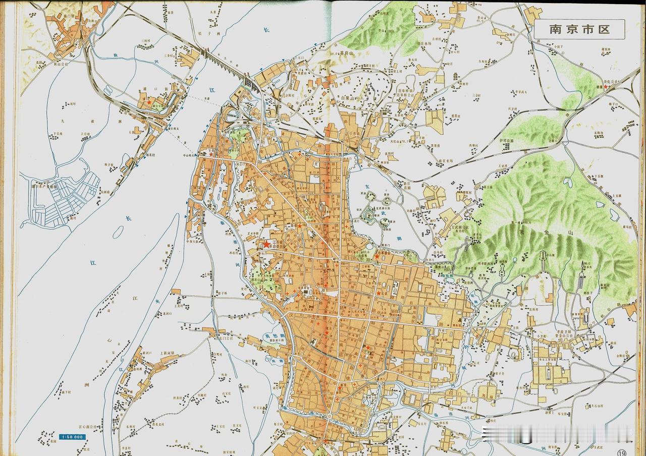 1978年江苏南京市区地图。当时的南京市的建成区主要还是在明代城池内，仅有北面的