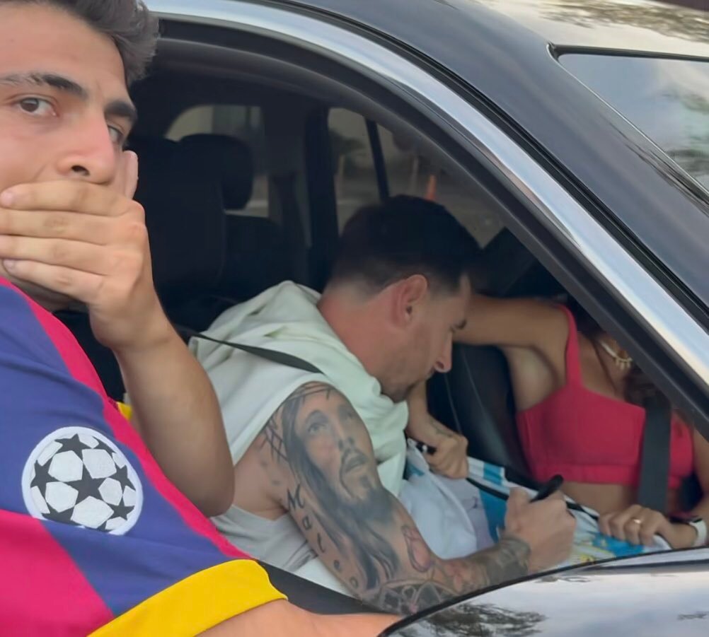 在罗萨里奥得到梅西签名的幸运球迷❤️梅西