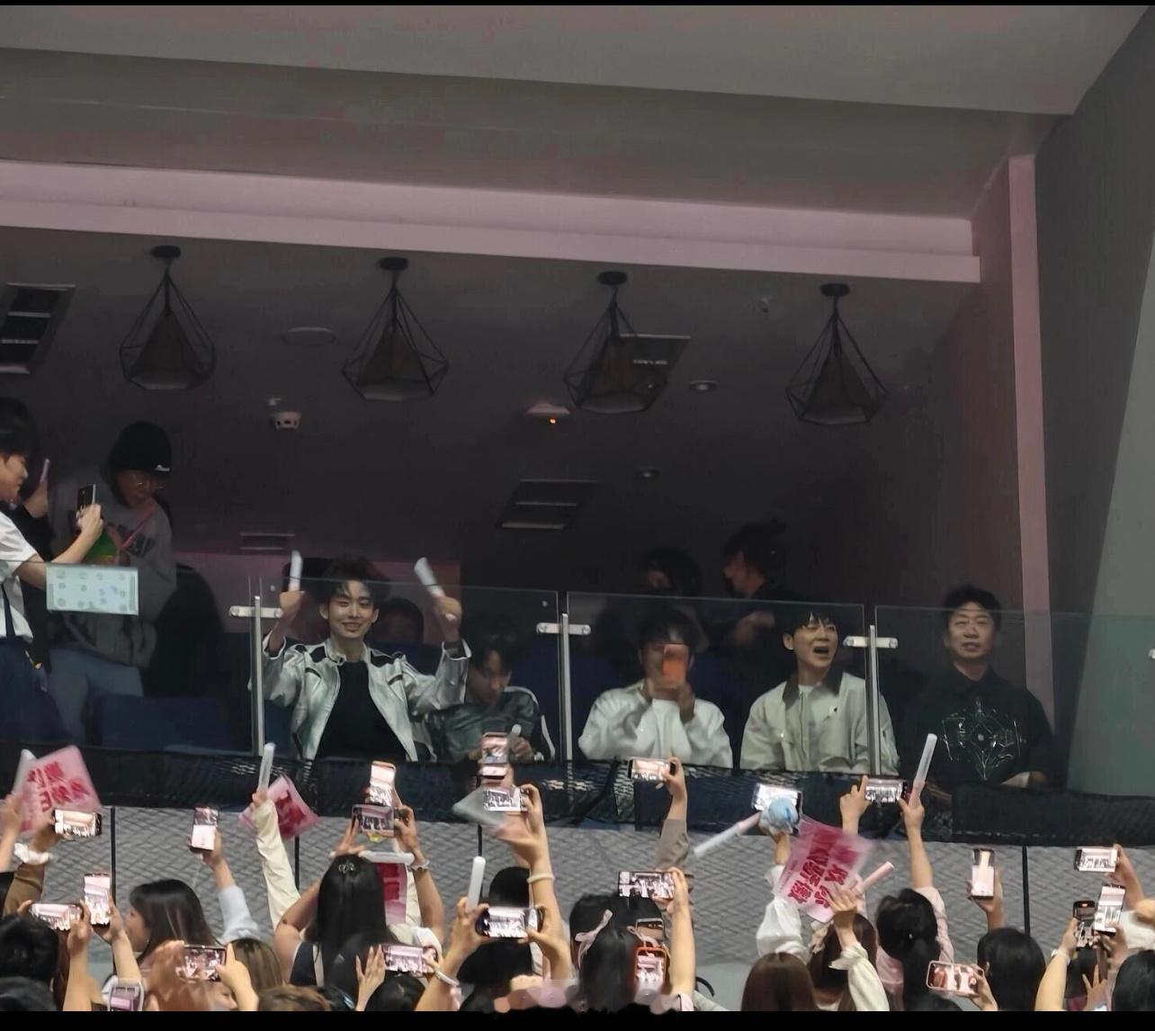 谢娜成都演唱会嘉宾齐思钧、张杰、沈凌、杨迪、魏大勋、李维嘉、何炅、吴泽林、杜海涛
