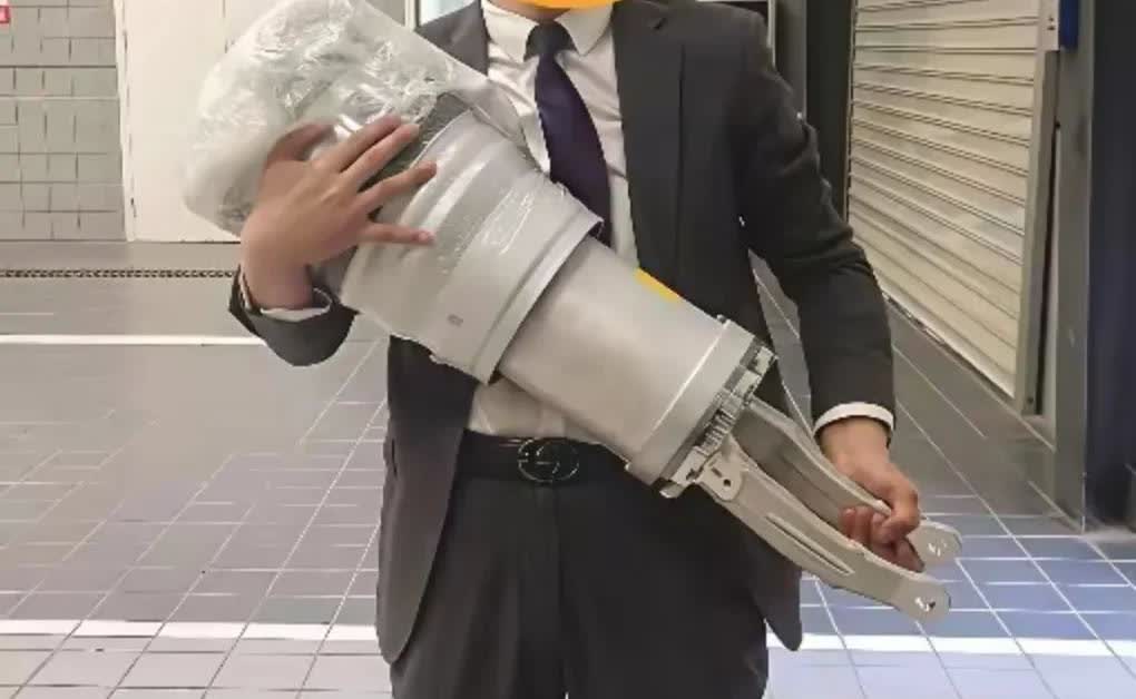这是某国产百万豪车的空气减震，是我所见过的最粗壮的气减了。我第一个念头就