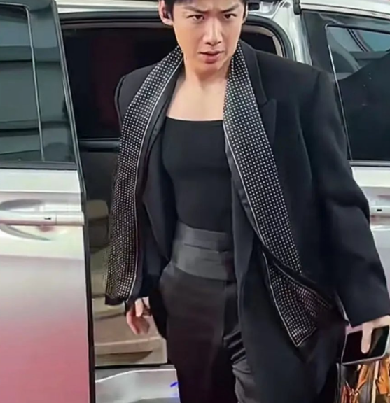 白敬亭这身打扮，叫声白姨也不为过吧