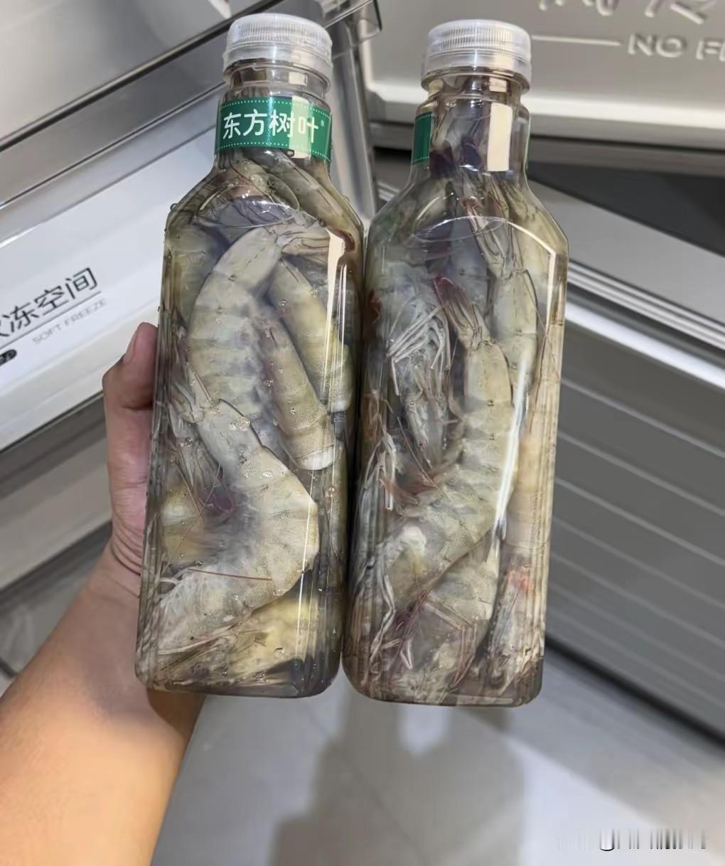 我每年夏天都干一件事，买一箱瓶装水，水倒掉瓶子留着，装满活虾冻起来，冬天吃。