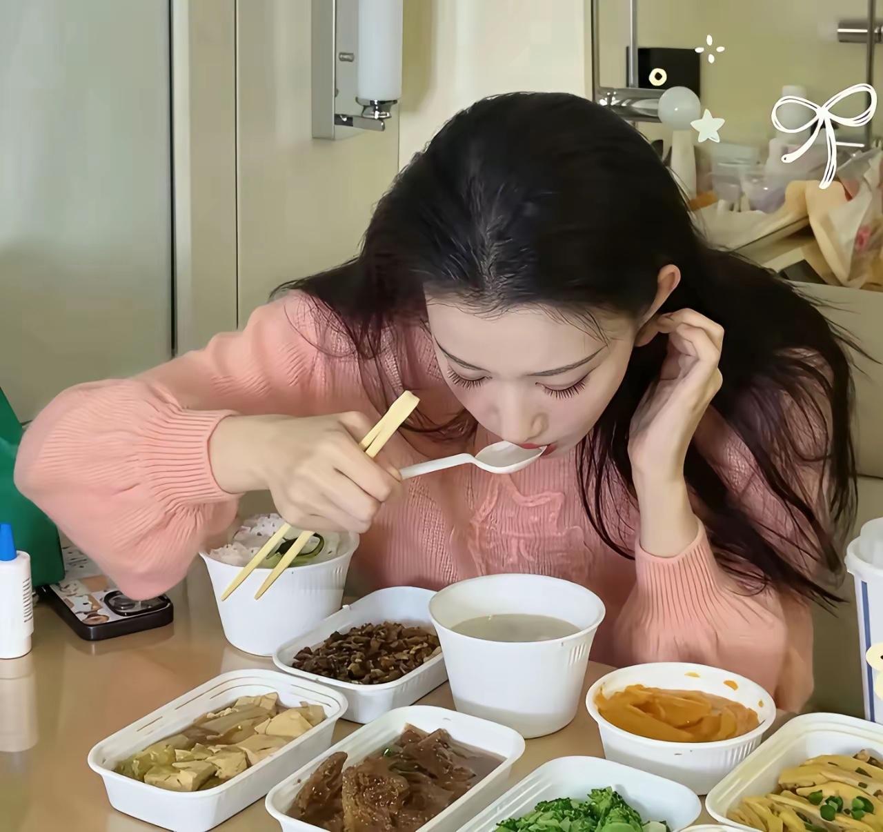 宋祖儿和王楚然的日常餐对比，画风截然不同，身材形成反差是有原因的