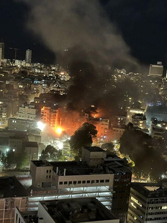 伊朗第27波导弹袭击！特朗普释放两大信号，美军地面部队会不会出动？