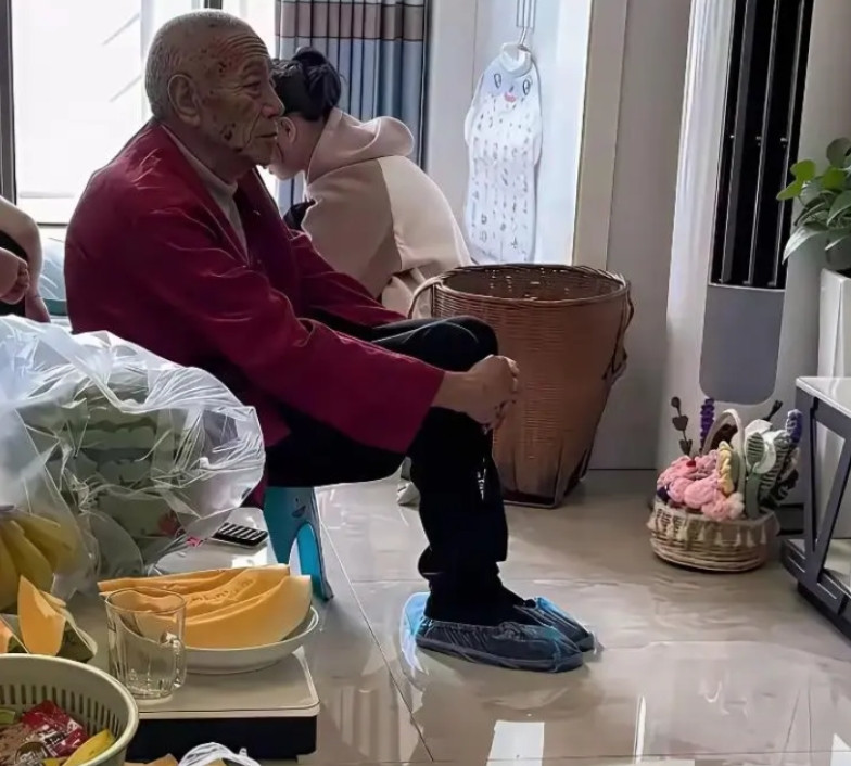 老头估计以后不会再来城里亲戚家了！