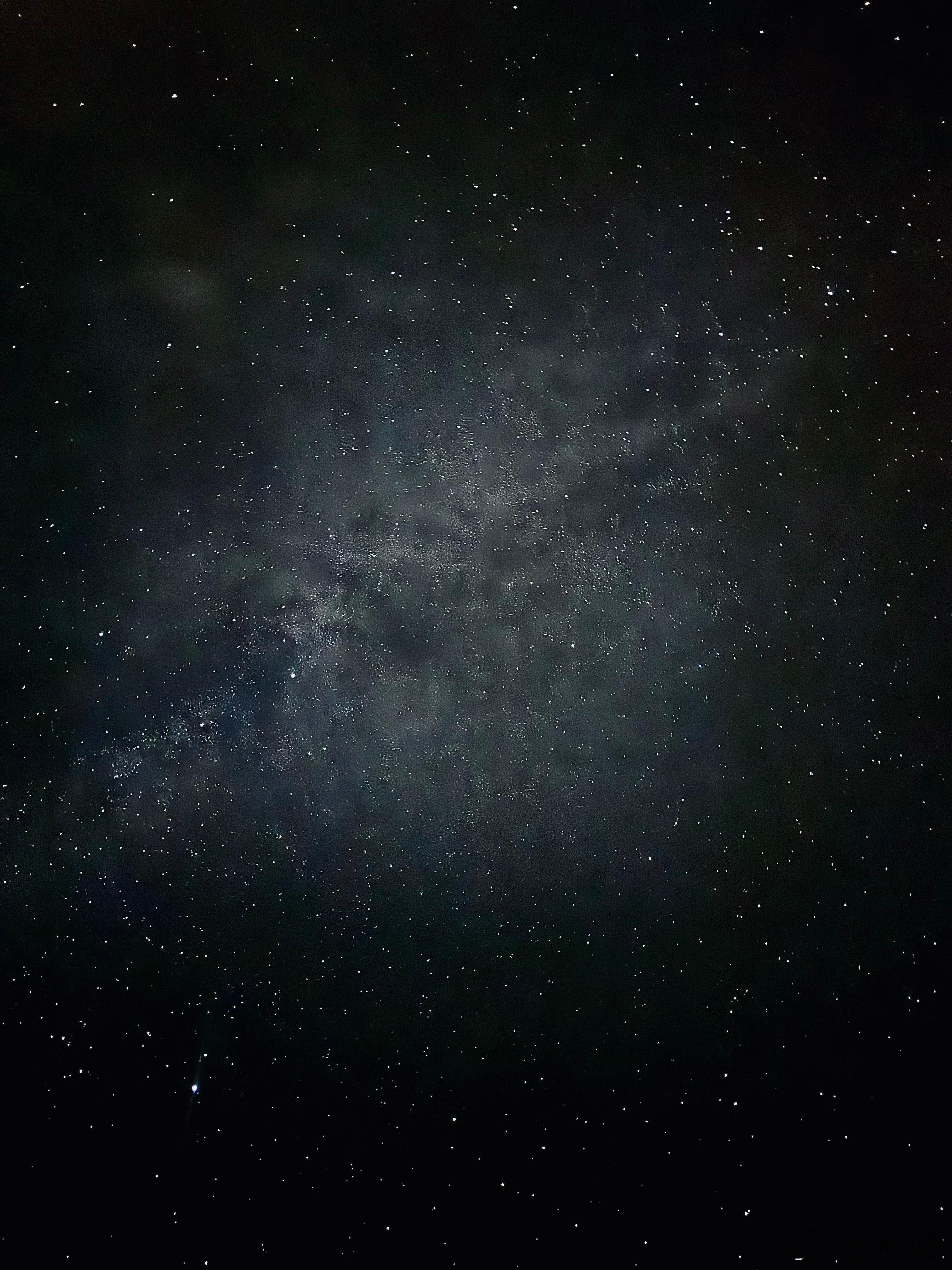 新疆夜空现多场流星雨刚好在新疆，虽然没有看到罕见的流星雨，但是在赛里木湖拍了星空