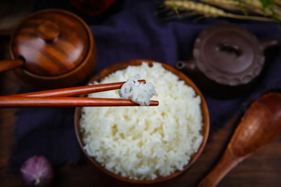 不吃主食易患糖尿病【近4万人研究：主食吃太少，增加糖尿病风险】少吃主食不一定健康