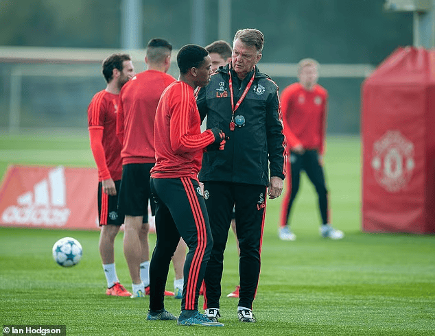 范加尔当年带曼联训练时莫名吹停比赛, 让某球员向右移半码