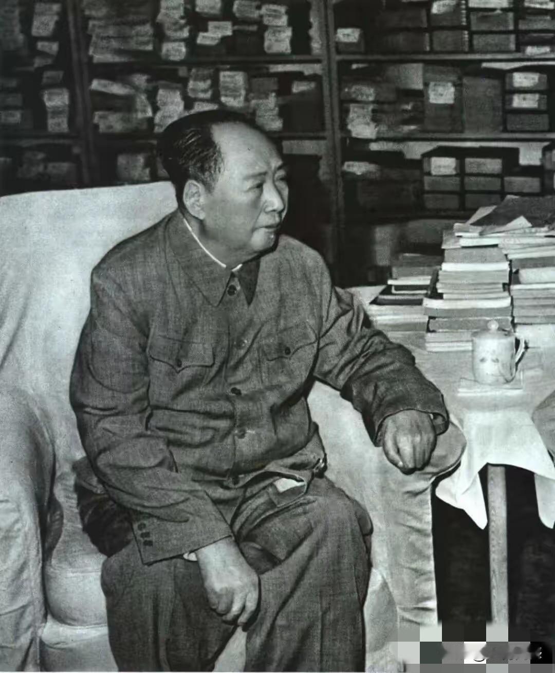 毛主席他老人家的会客厅和卧室，是极其简朴的，艰苦朴素是他一生坚持的生活习惯，无论